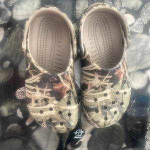 Real tree camo crocs boys size J4